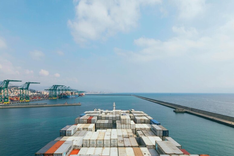 Portacontainer da record arriva al terminal PSA di Genova Pra